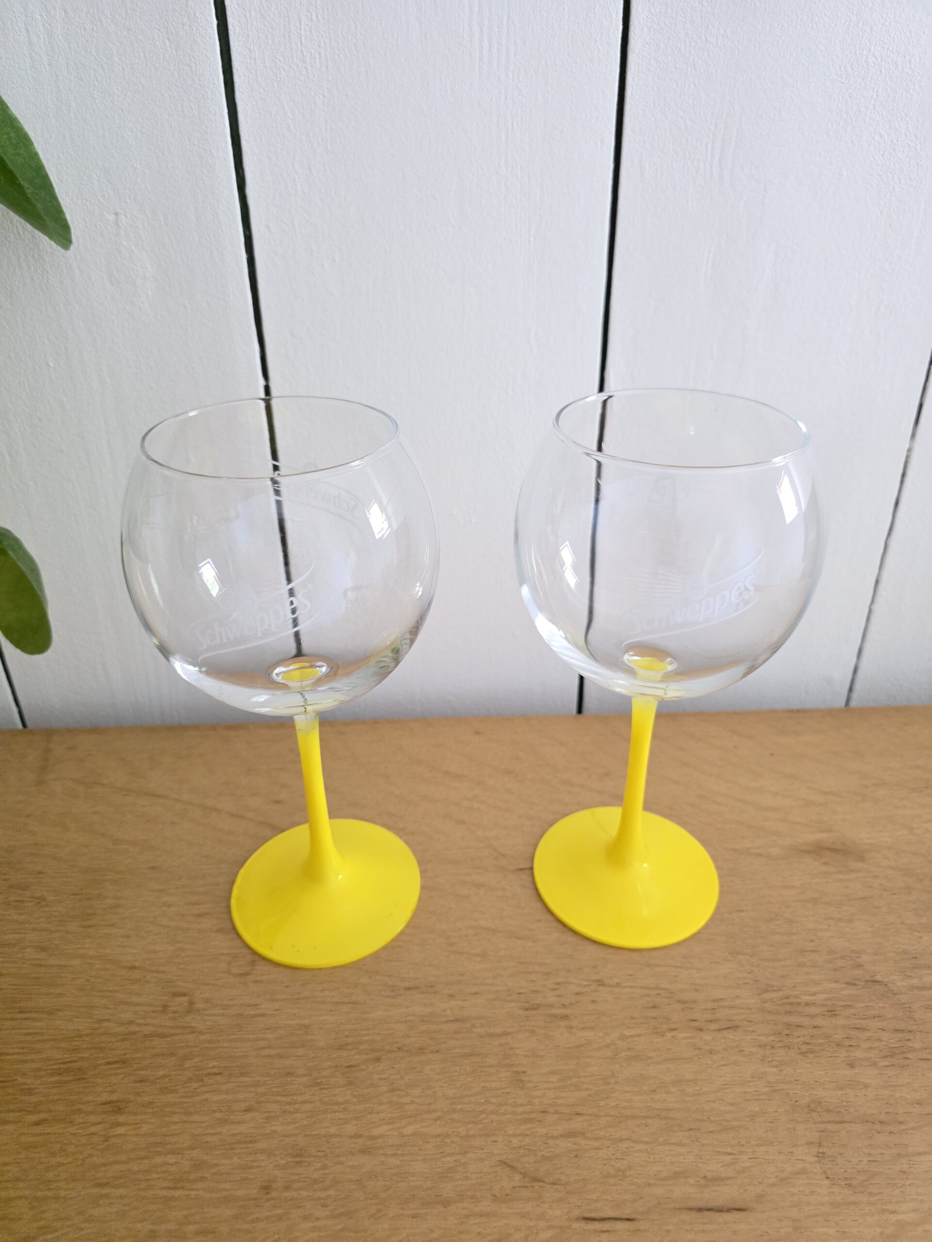 tasse arcopal topsi vintage en verre opale – décor chien sous parapluie – france