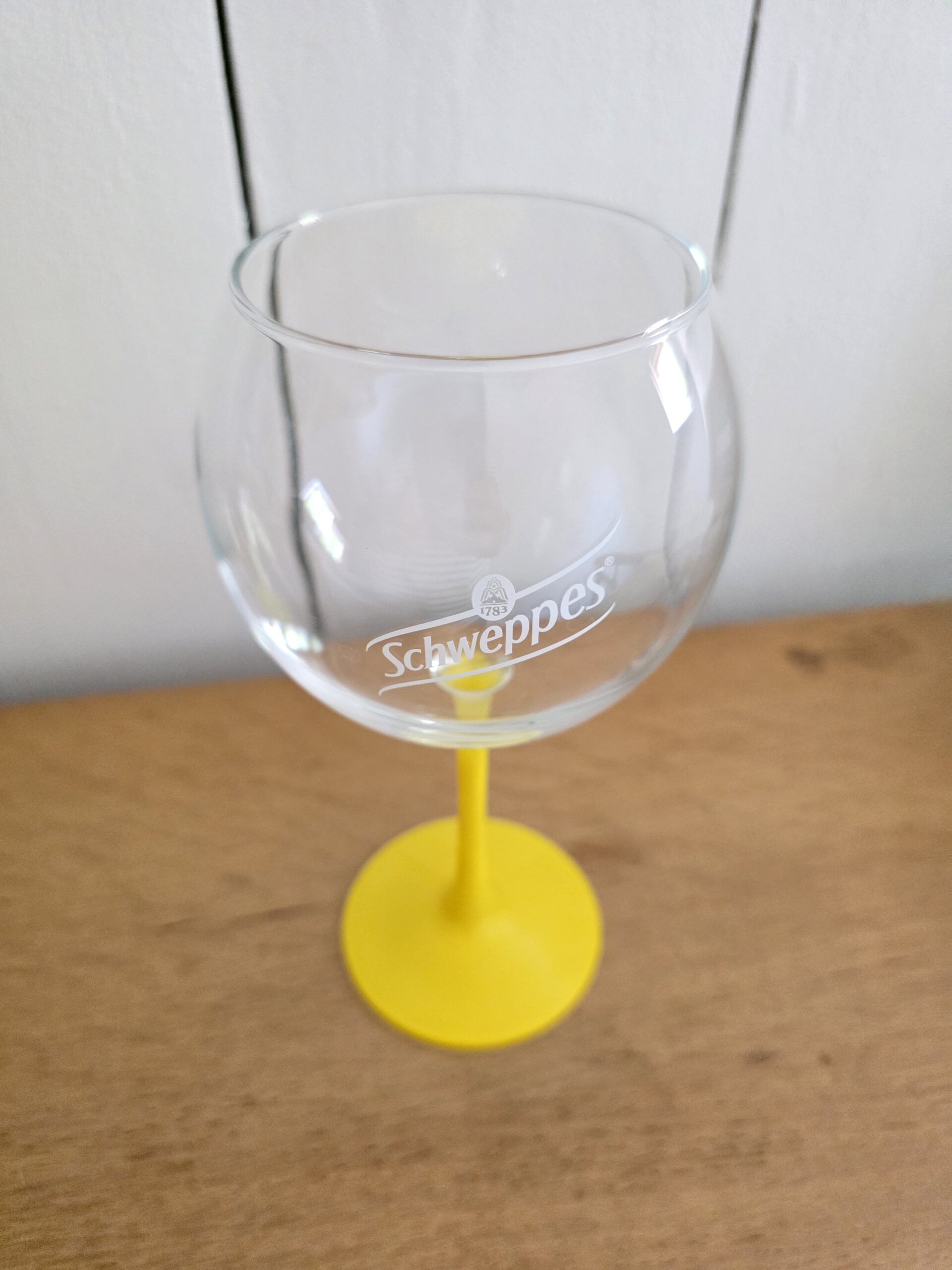 tasse arcopal topsi vintage en verre opale – décor chien sous parapluie – france
