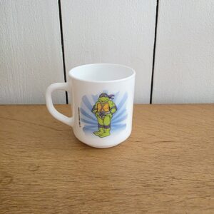 tasse arcopal topsi vintage en verre opale – décor chien sous parapluie – france