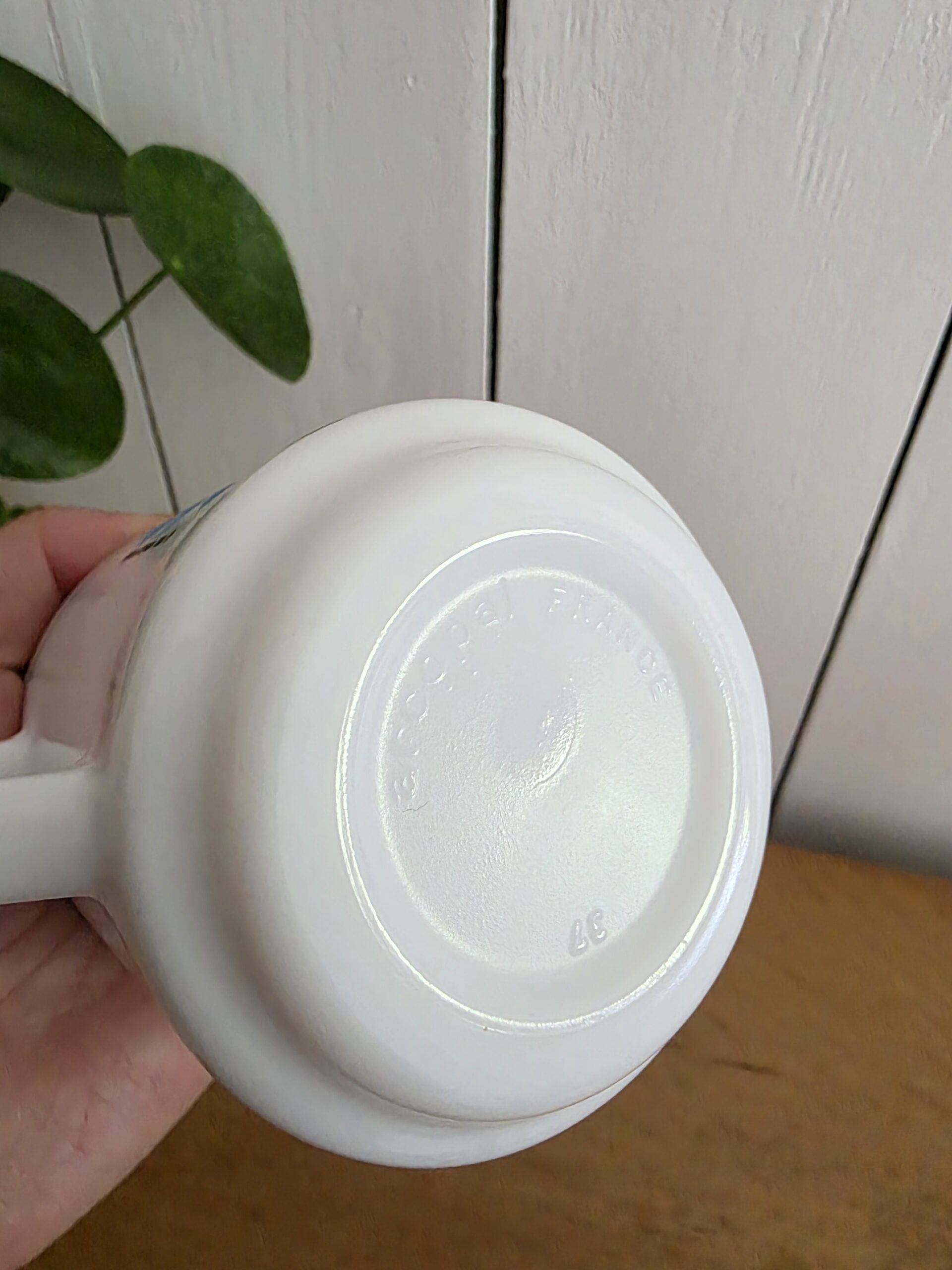 tasse arcopal topsi vintage en verre opale – décor chien sous parapluie – france