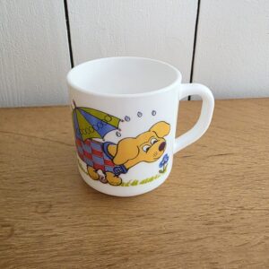 tasse arcopal topsi vintage en verre opale – décor chien sous parapluie – france
