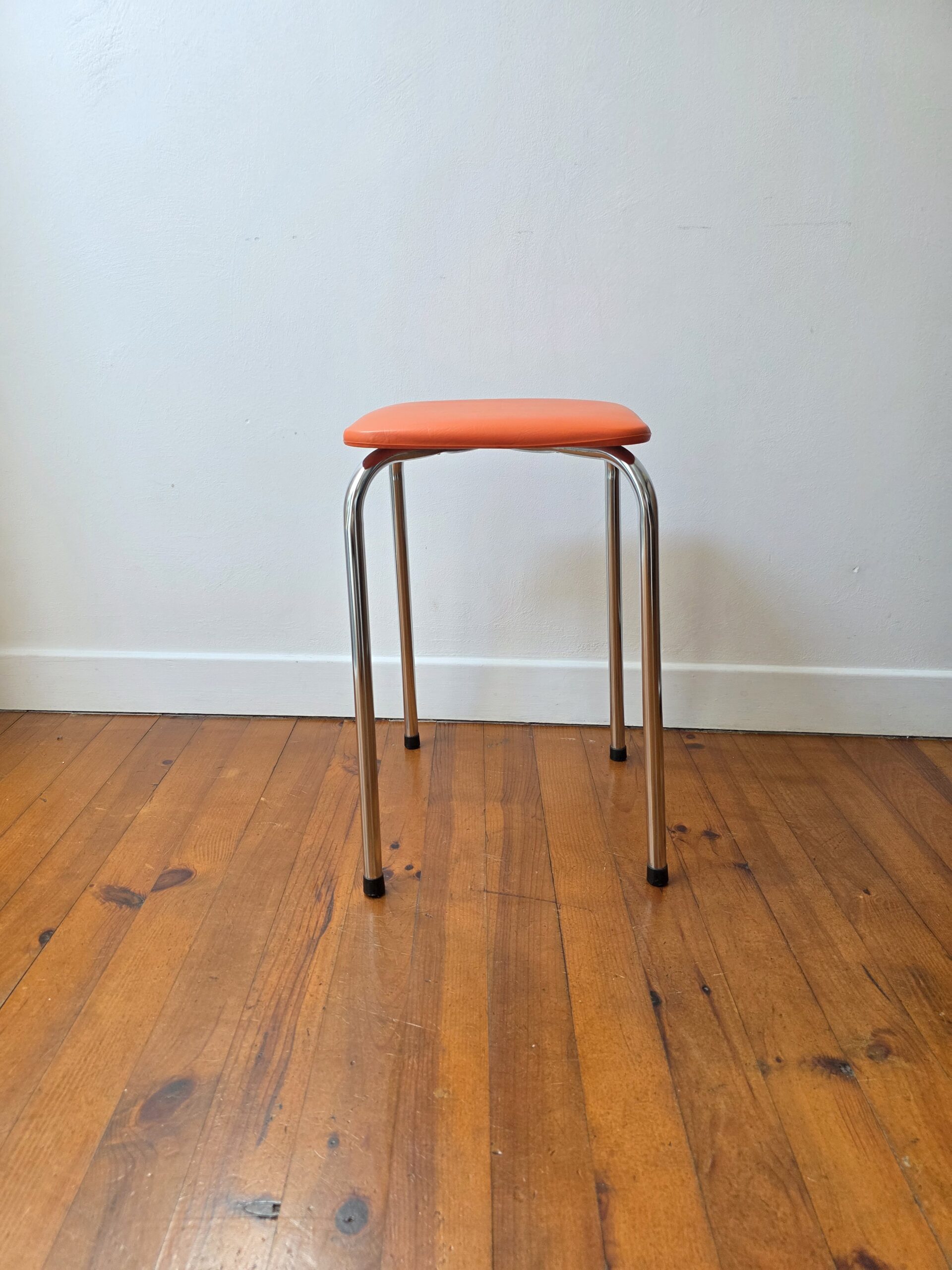 tabouret vintage orange en skaï et métal chromé – années 70