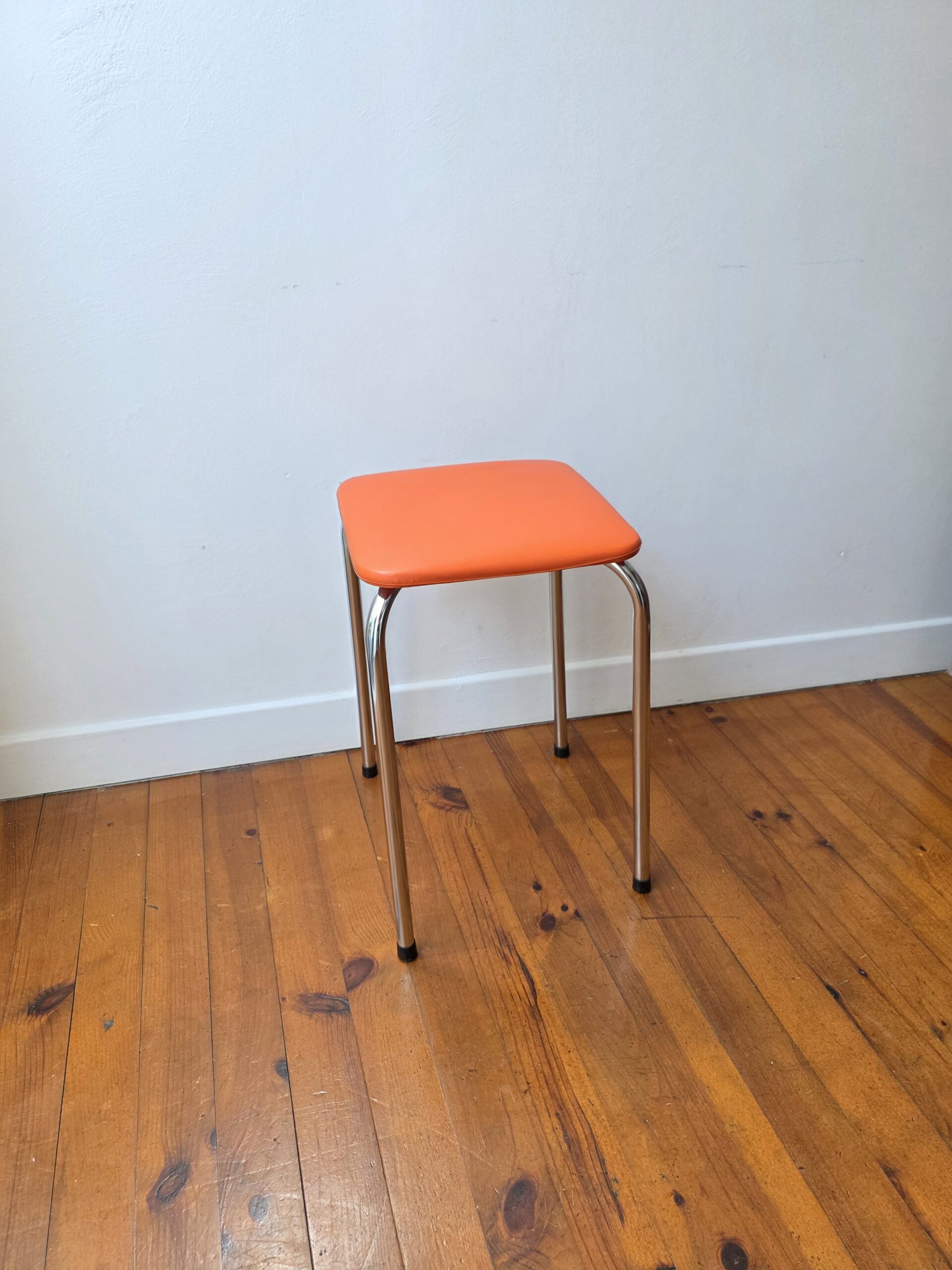 tabouret vintage orange en skaï et métal chromé – années 70