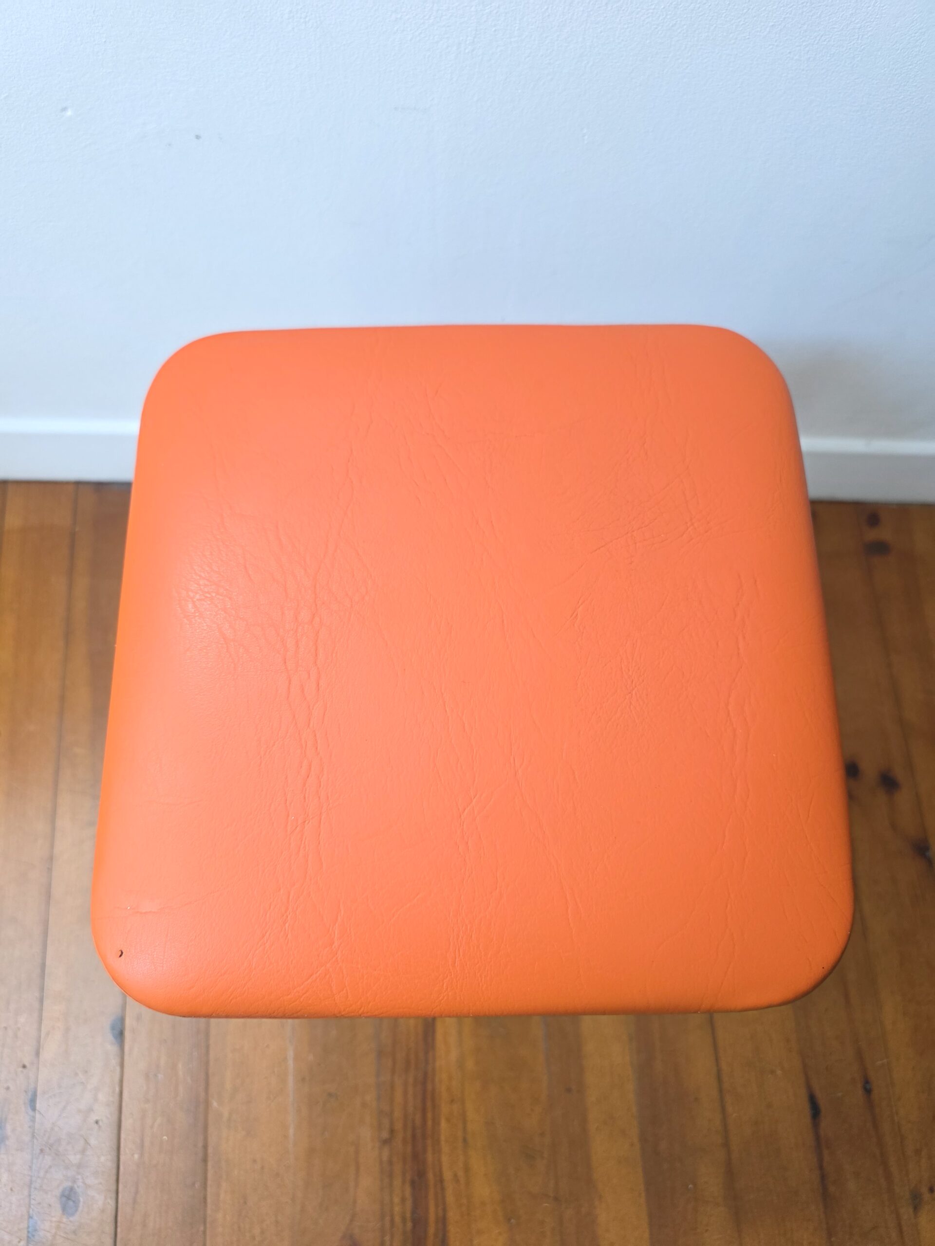 tabouret vintage orange en skaï et métal chromé – années 70