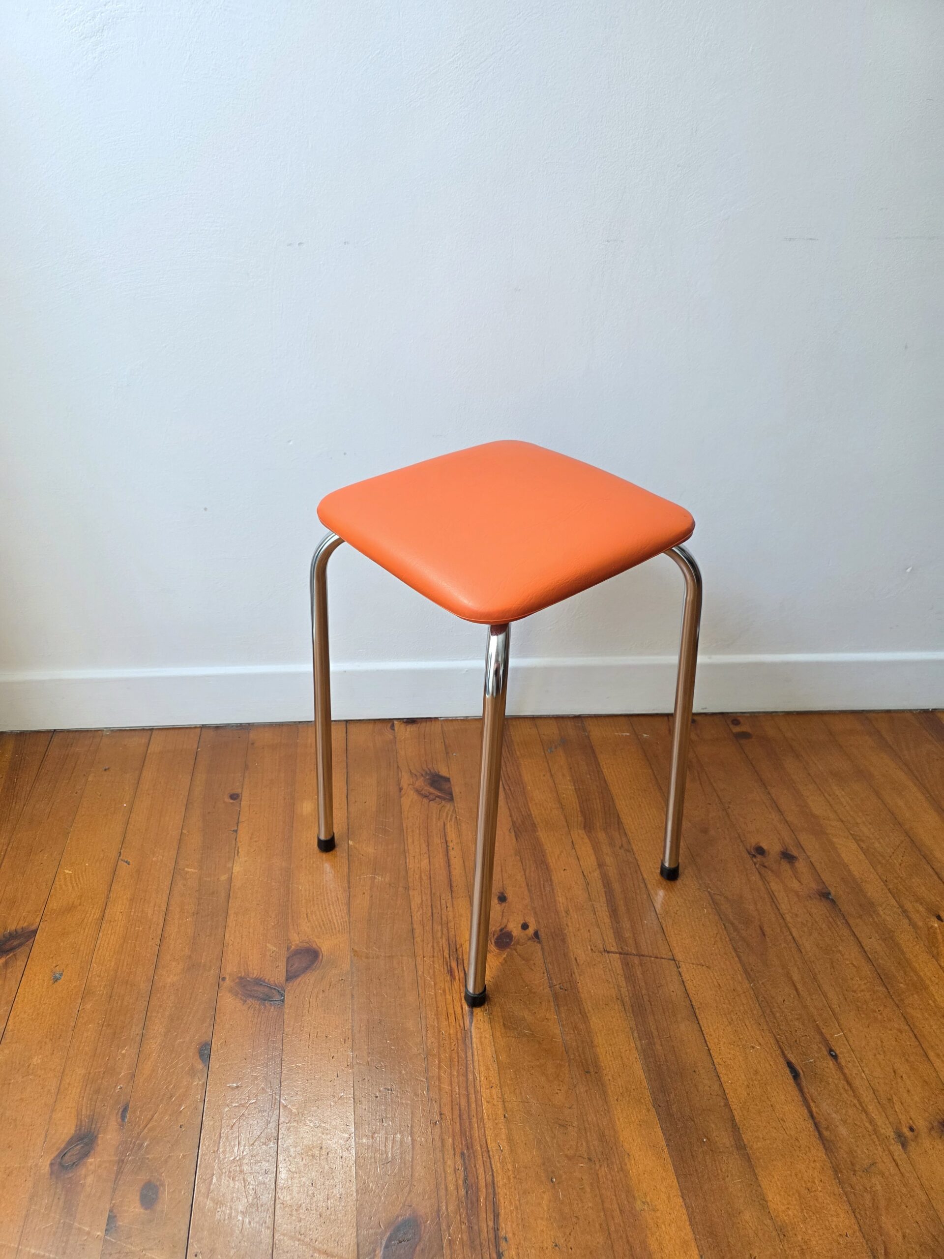 tabouret vintage orange en skaï et métal chromé – années 70