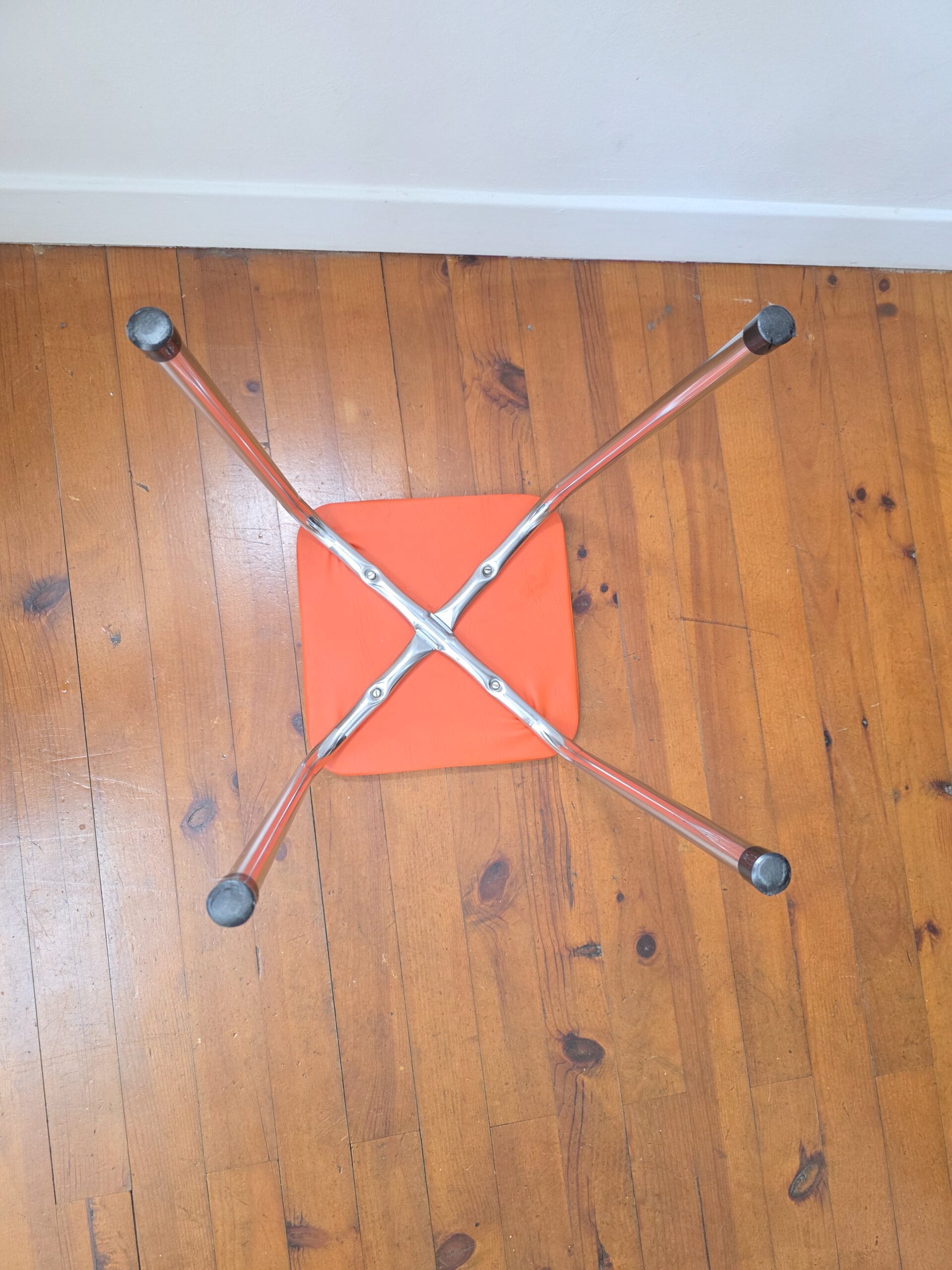 tabouret vintage orange en skaï et métal chromé – années 70
