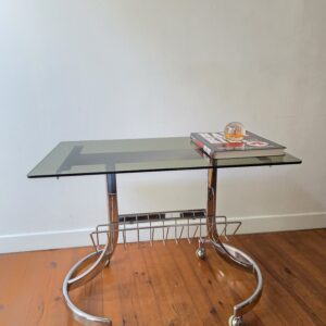 table basse vintage roulante en verre fumé et métal chromé avec porte revues années 70