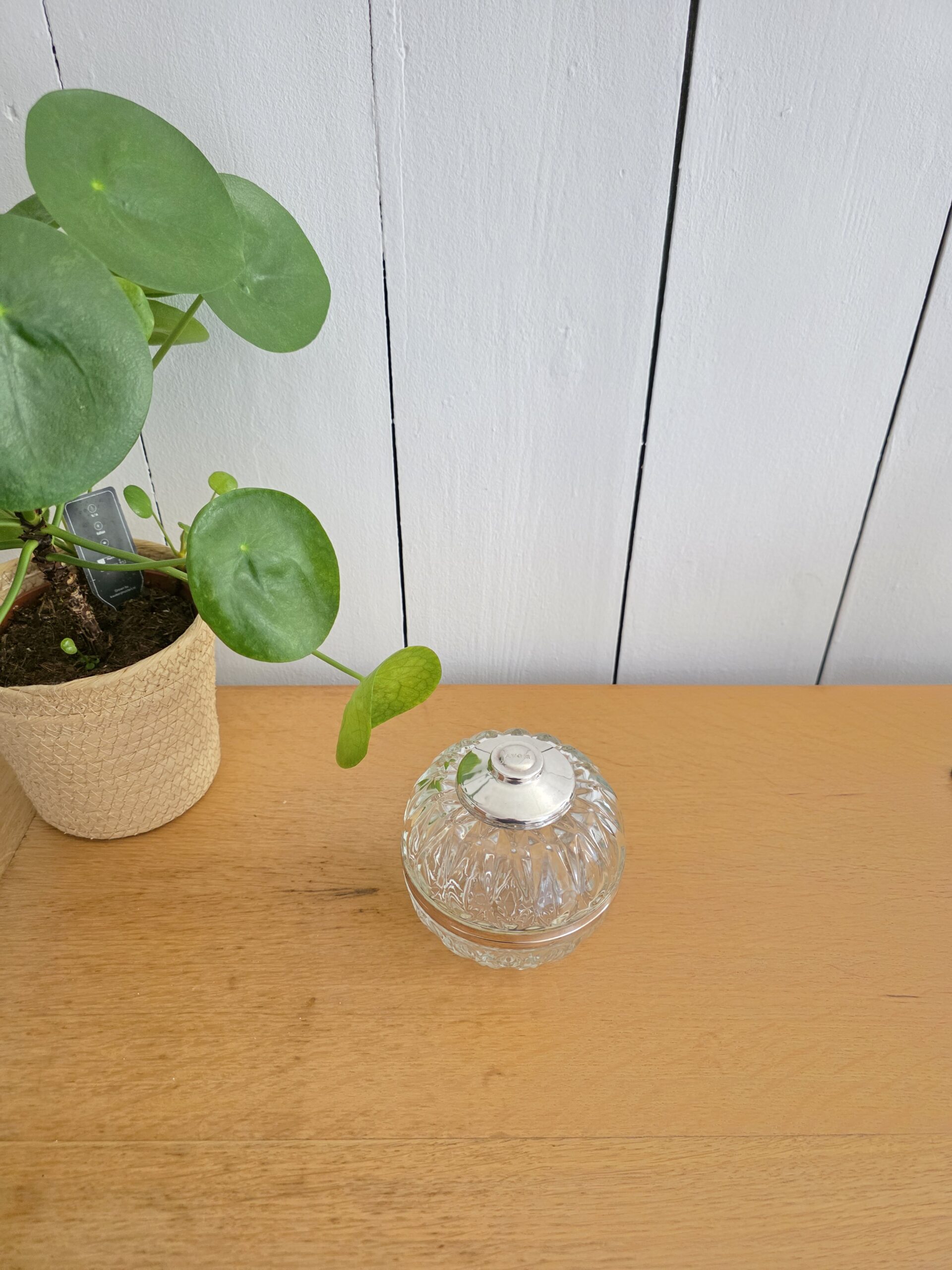 Bonbonnière Avon vintage en verre pressé avec couvercle