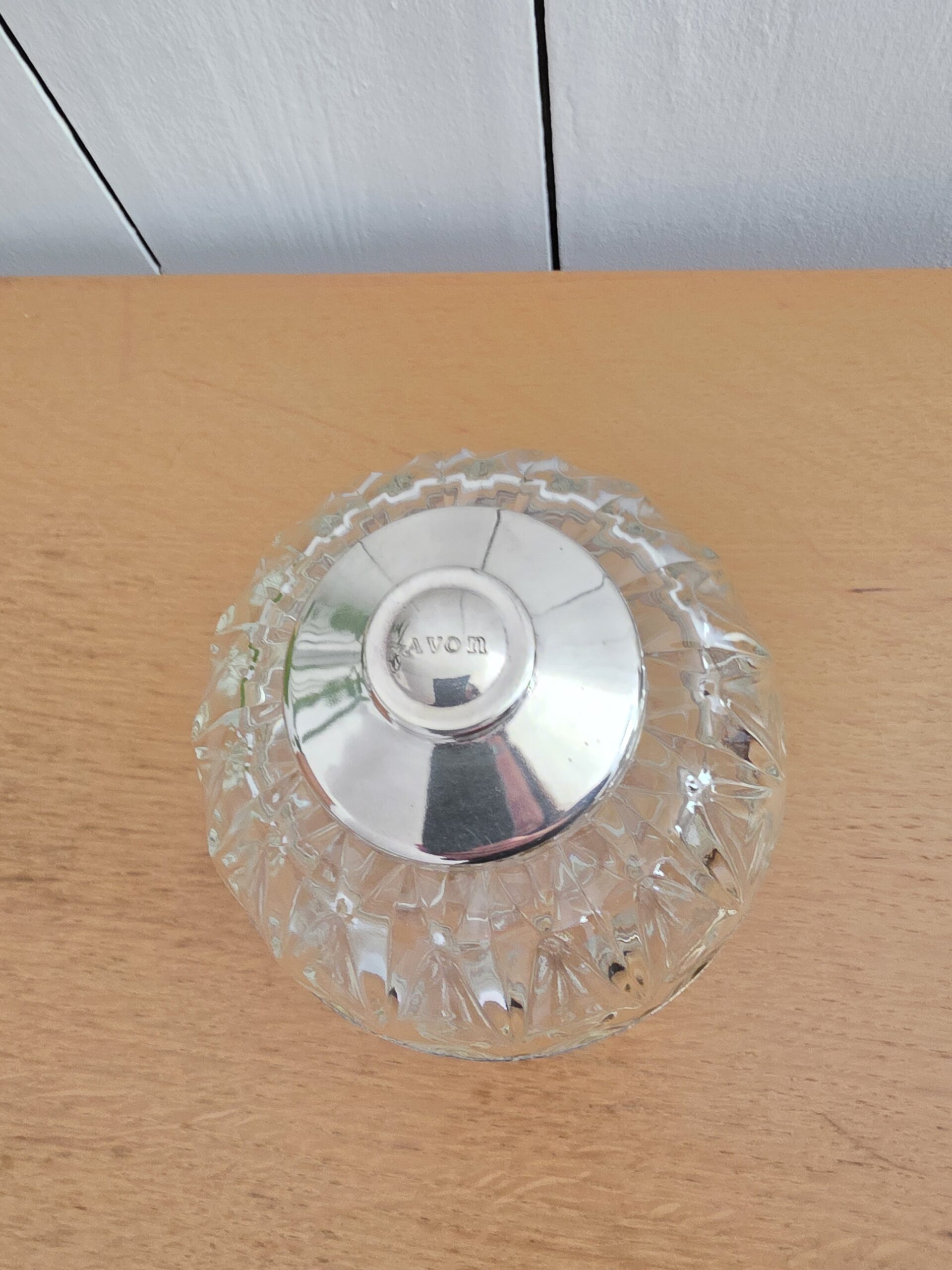 Détail du couvercle de la bonbonnière Avon vintage