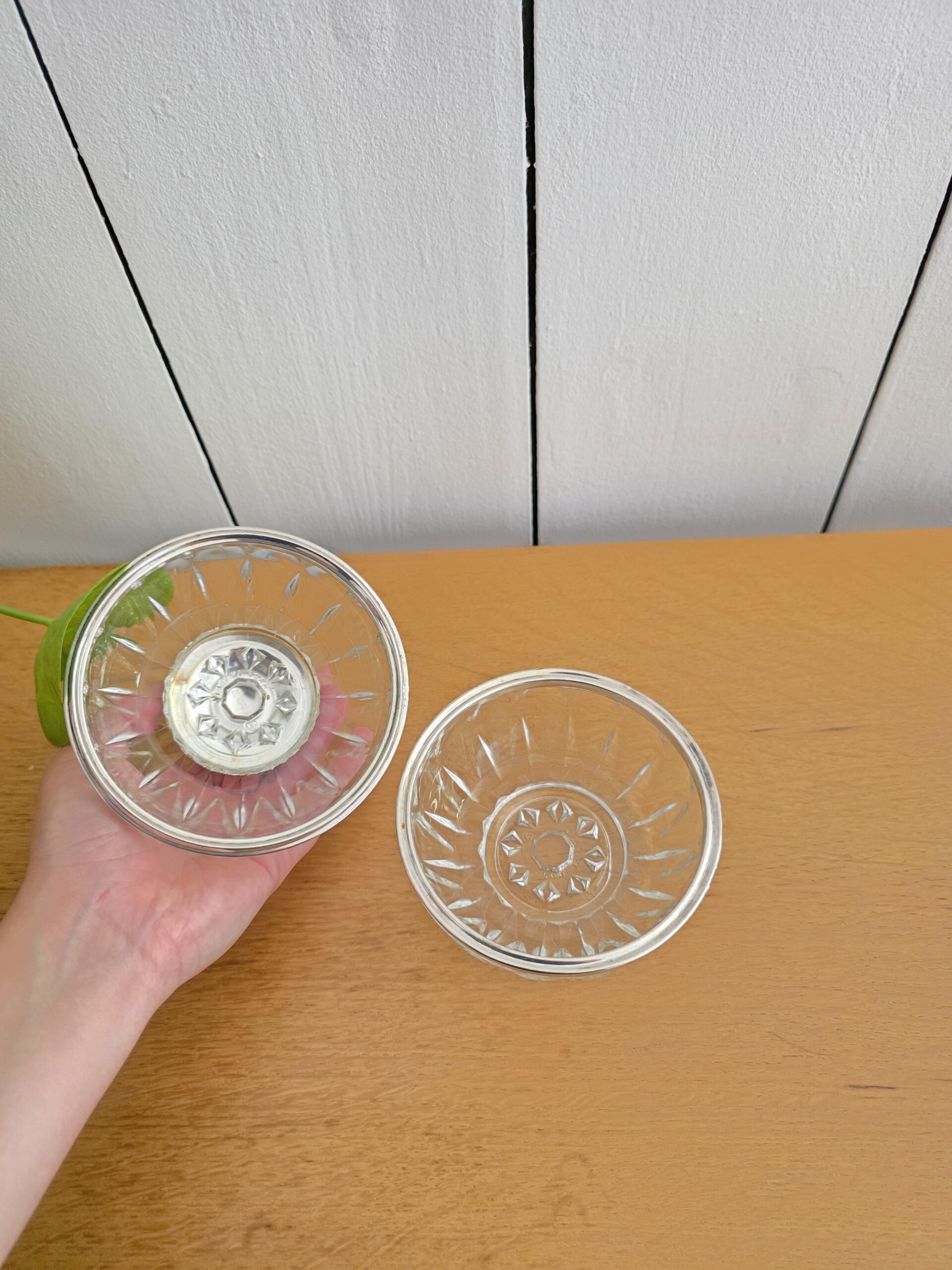 Intérieur de la bonbonnière Avon vintage en verre