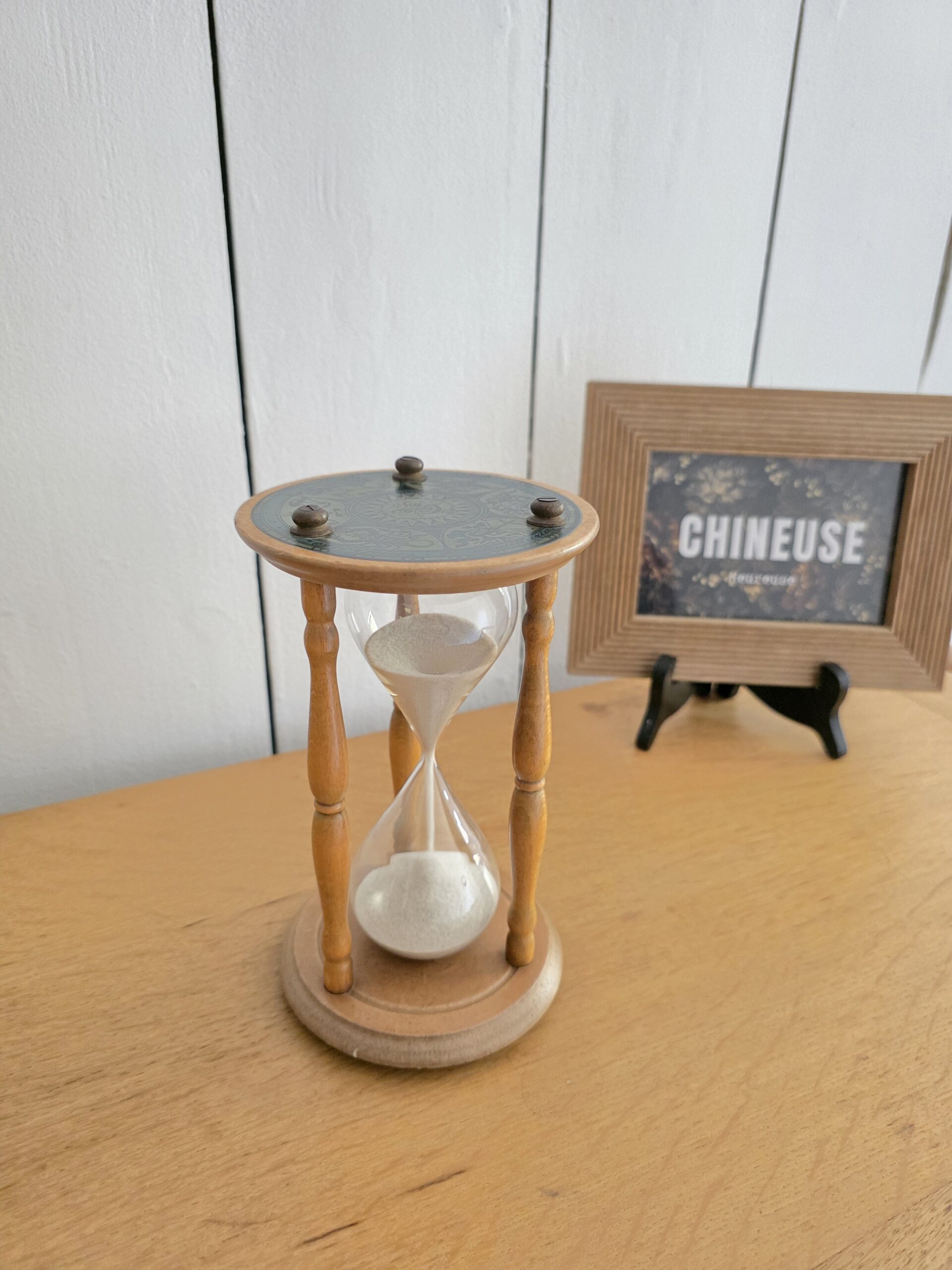 Sablier vintage en bois décor zodiaque