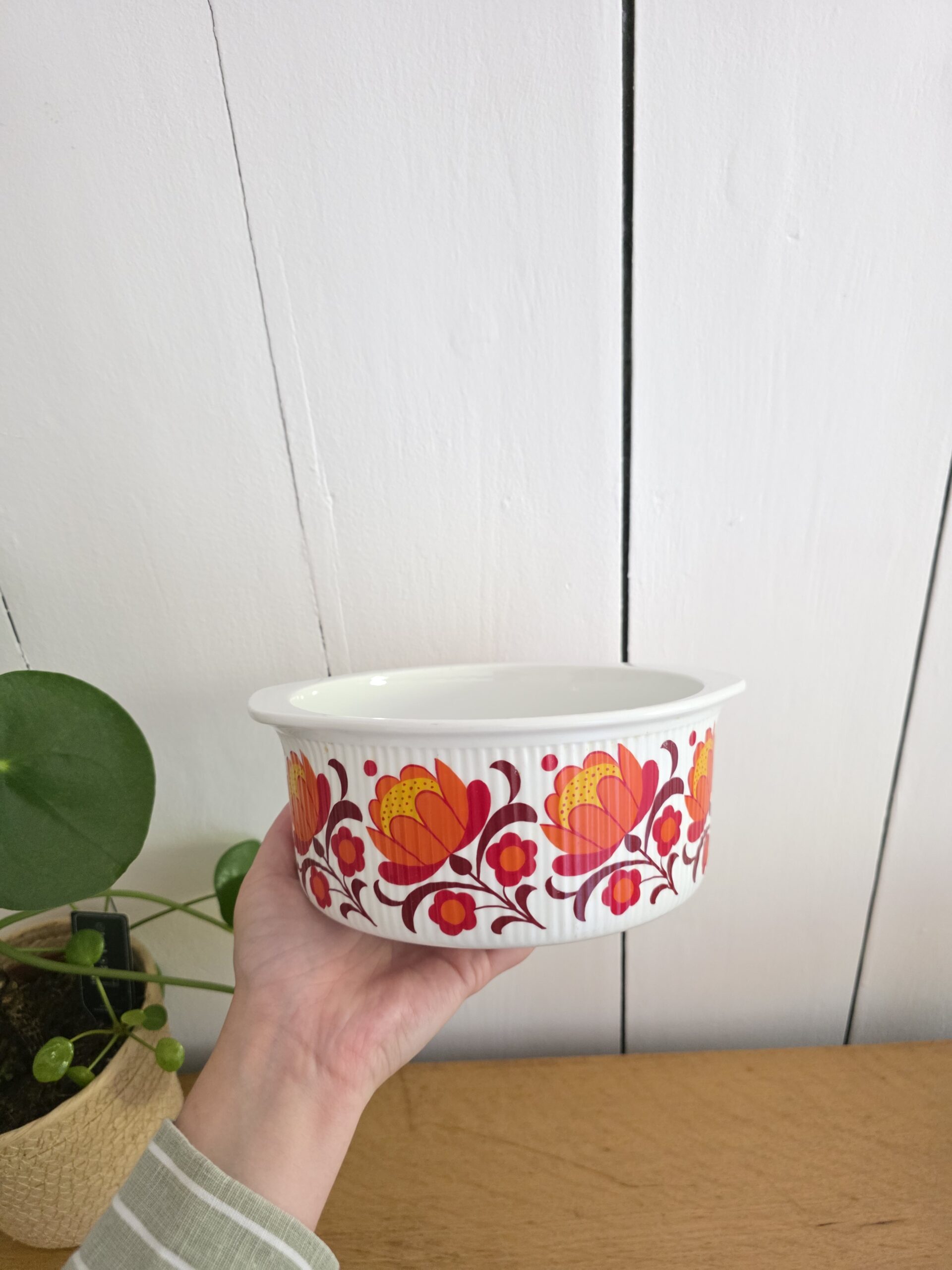 Plat en porcelaine à feu décor floral