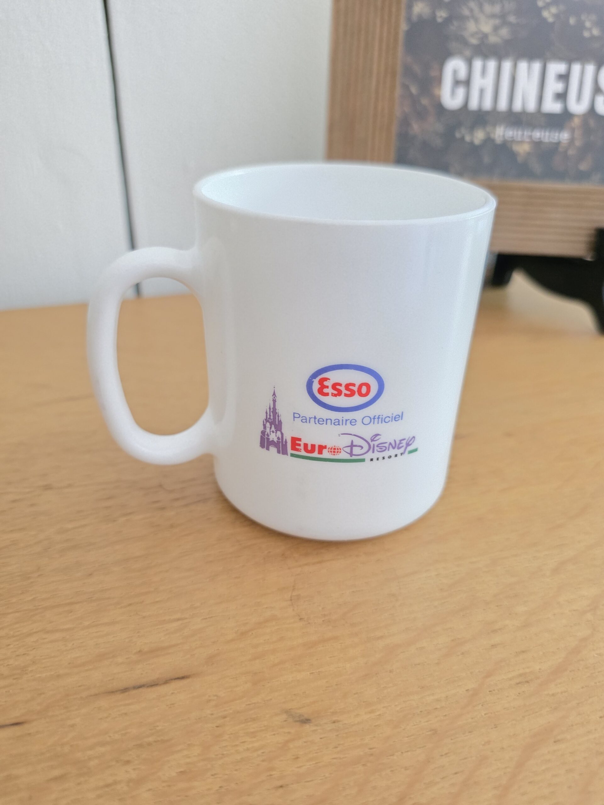 Logo Esso Euro Disney Resort sur mug Arcopal
