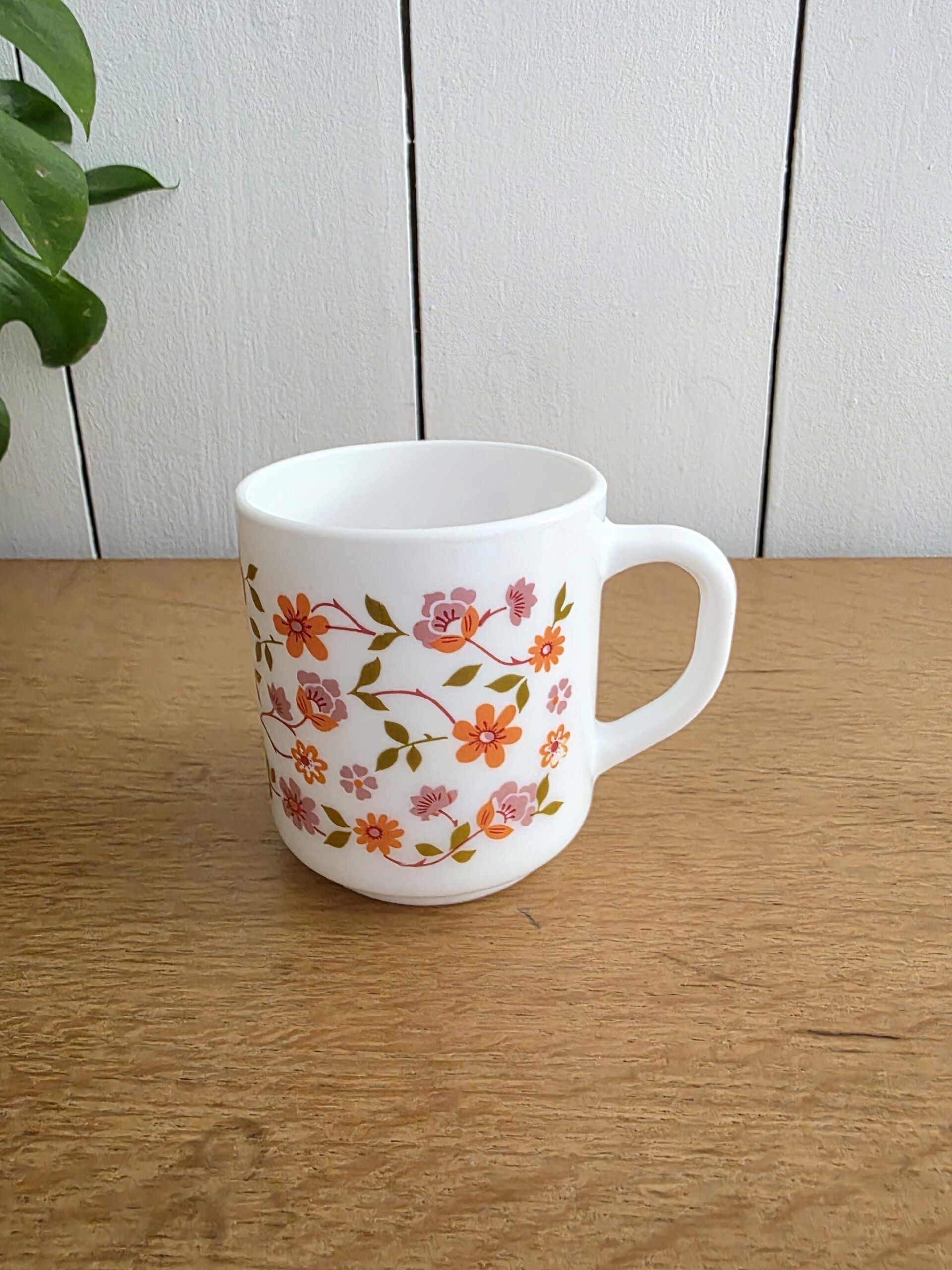 Mug Arcopal Scania vintage fleurs orange et rose – années 70 – Image 3