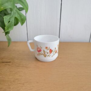 Tasse Arcopal Pivoine vintage – fleurs orange et rouges – années 70