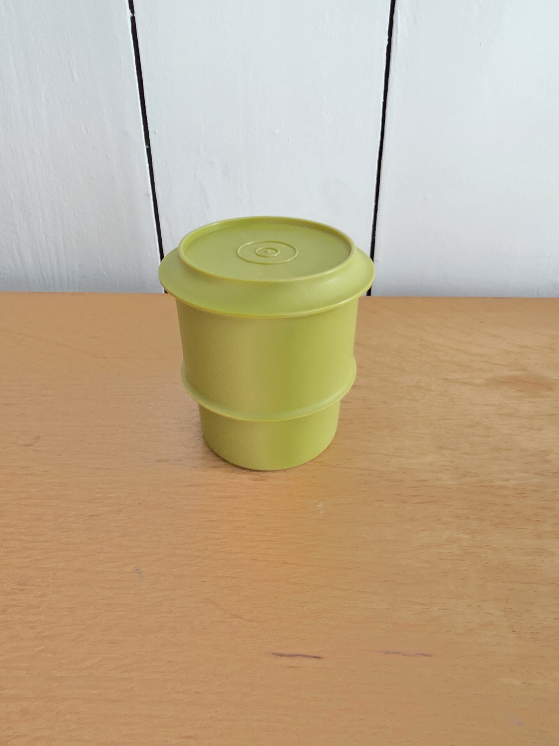Tasse Tupperware vintage 1312-38 vert anis avec couvercle – Image 3