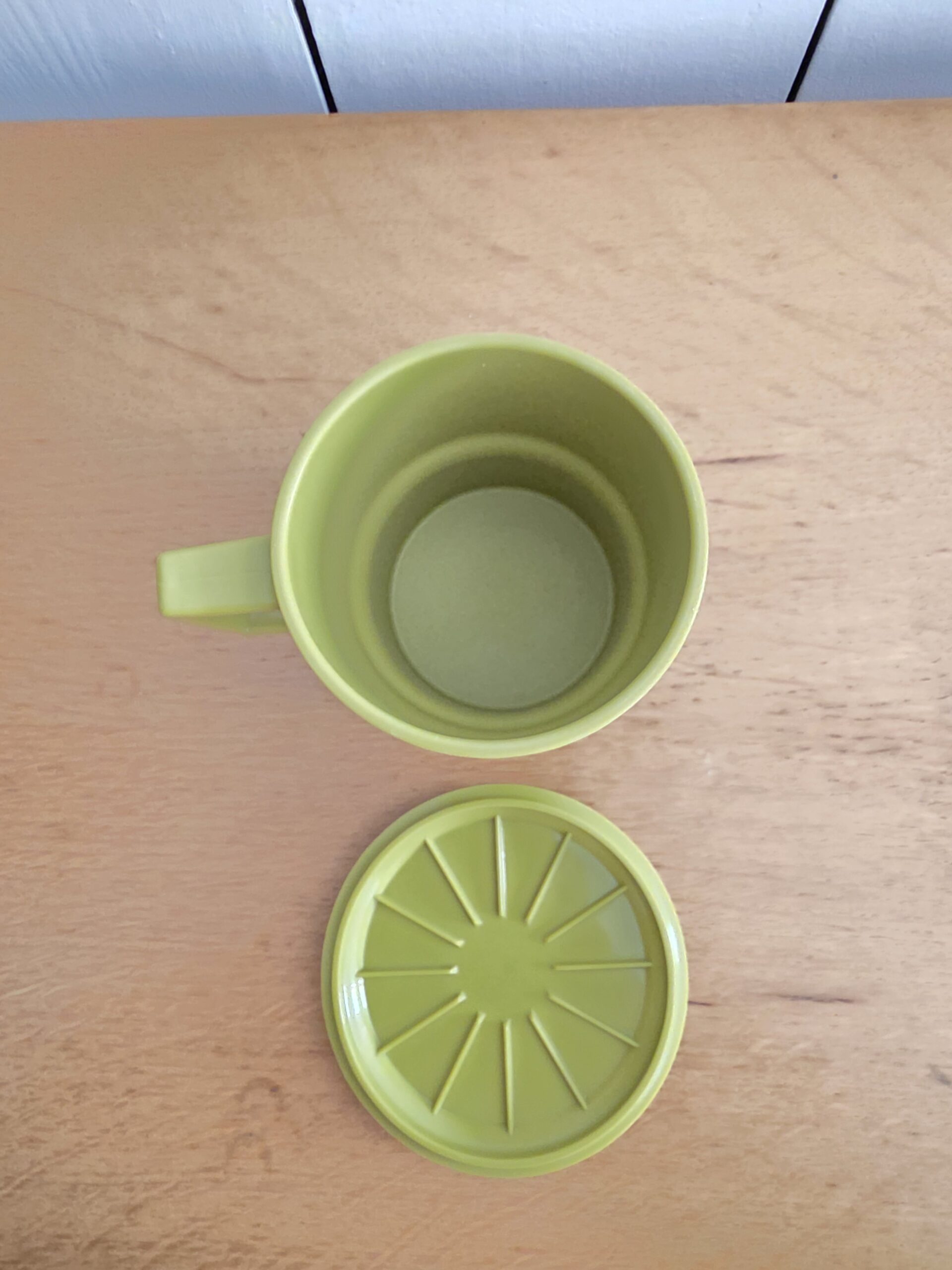 Tasse Tupperware vintage 1312-38 vert anis avec couvercle – Image 6