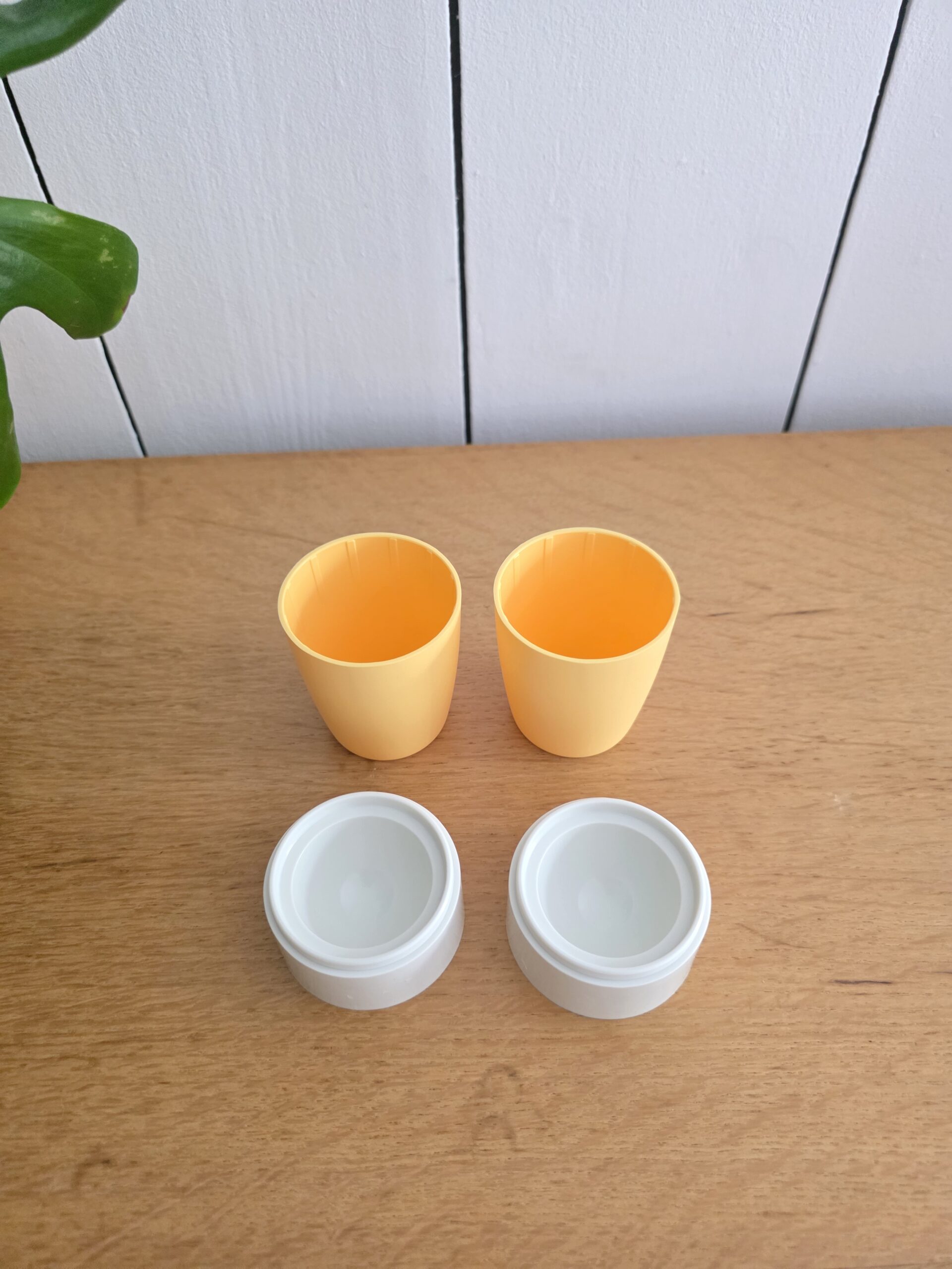 Lot de 2 coquetiers Tupperware vintage jaune et blanc – Image 2