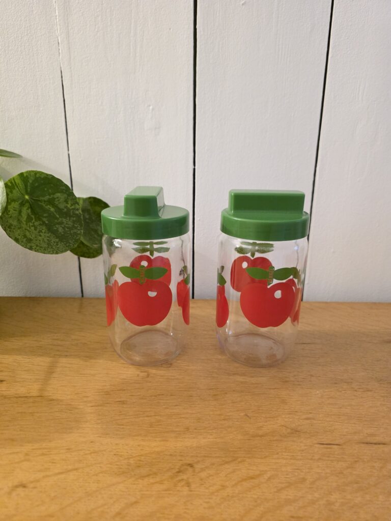 Lot de 2 bocaux Henkel vintage en verre – pommes rouges – couvercles verts
