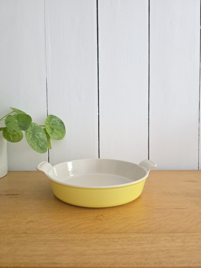 Plat Le Creuset vintage en fonte émaillée jaune – 22 cm
